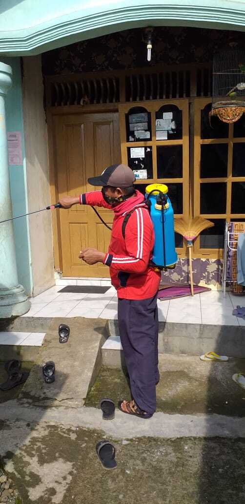 Penyemprotan Disinfectan ke rumah warga