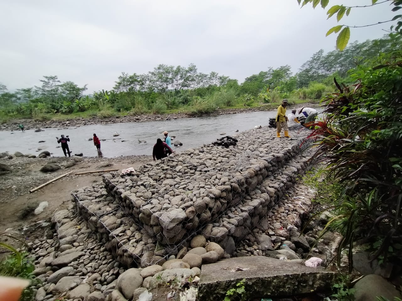 PEMASANGAN BRONJONG SUNGAI KARANG